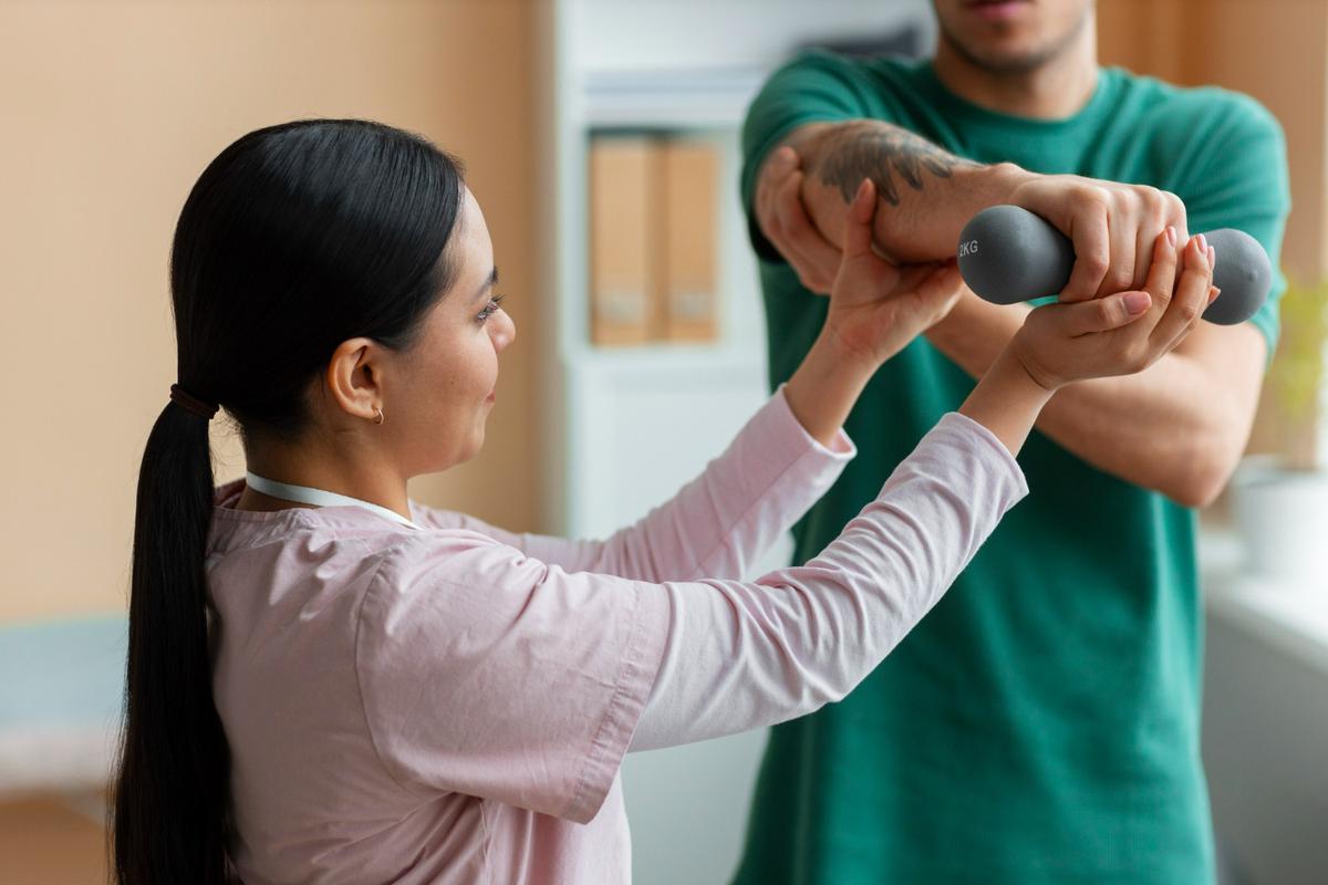 Mengatasi Kelemahan Pasca-Stroke: 7 Gerakan Terapi untuk Memulihkan Fungsi Tubuh