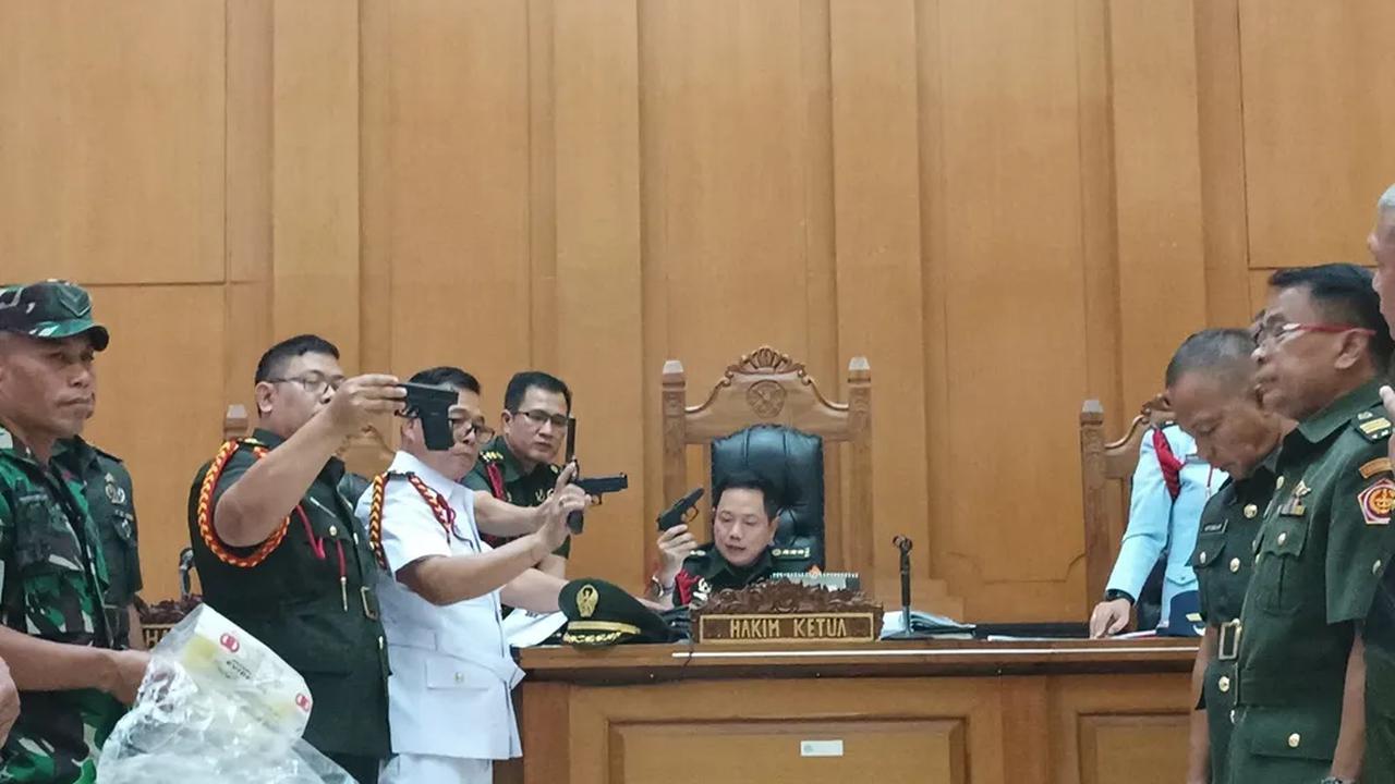 Terkait barang bukti airsoft gun, para terdakwa Praka RM, Praka HS dan Praka J membeli dari salah satu aplikasi belanja online.<br>