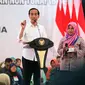 Presiden Jokowi bagikan bansos PKH dan BPNT di Kabupaten Cilacap. (foto: dok. Kemensos)