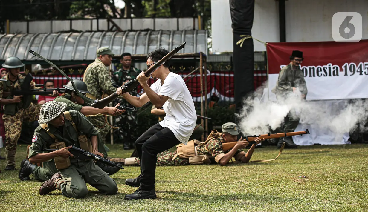 Sejumlah aktor saat tampil dalam teatrikal atau sosiodrama "Reenactor Bangor" Gelora Bangsa di halaman Museum Naskah Proklamasi, Jakarta, Selasa (16/8/2022). Pertunjukan tersebut merupakan salah satu rangkaian acara Napak Tilas Proklamasi dalam rangka menyambut Ke-77 Kemerdekaan Republik Indonesia (RI). (Liputan6.com/Faizal Fanani)