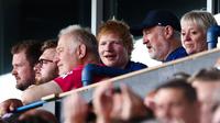 Penyanyi Inggris, Ed Sheeran (tengah), menghadiri pertandingan Liga Primer Inggris antara Ipswich Town dan Liverpool di Portman Road di Ipswich, Inggris timur, pada 17 Agustus 2024. (HENRY NICHOLLS/AFP)