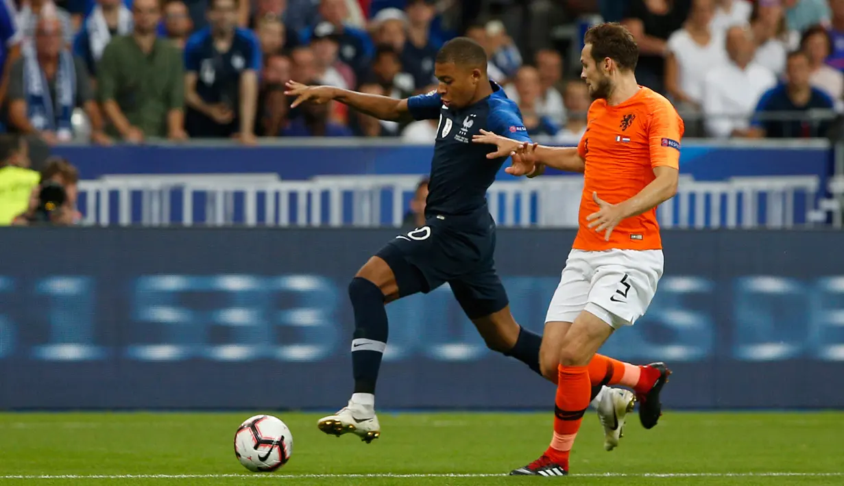 Striker Prancis, Kylian Mbappe menggiring bola dari kawalan pemain Belanda Daley Blind selama pertandingan UEFA Nations League di Stadion Stade de France, Saint-Denis, Prancis, (9/10). Prancis menang 2-1 atas Belanda. (AP Photo/Thibault Camus)