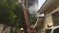 Kebakaran terjadi di sebuah rumah di kawasan Menteng, Jakarta Pusat. (Liputan6.com/Siti Khotimah)