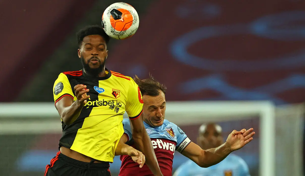 Gelandang West Ham United, Mark Noble, berebut bola dengan gelandang Watford, Nathaniel Chalobah, pada laga lanjutan Premier League pekan ke-36 di London Stadium, Sabtu (18/7/2020) dini hari WIB. West Ham menang 3-1 atas Watford. (AFP/Richard Heathcote/pool)