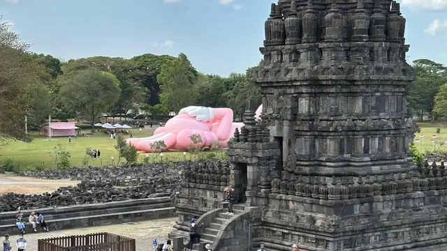 KAWS Holiday di Candi Prambanan
