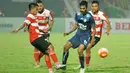 Pemain Madura United, Bayu Gatra (kanan) mencoba melewati hadangan pemain Arema Cronus  pada laga Torabika Soccer Champions 2016 di Stadion Gelora Bangkalan, Jumat (6/5/2016) WIB. (Bola.com/Fahrizal Arnas)
