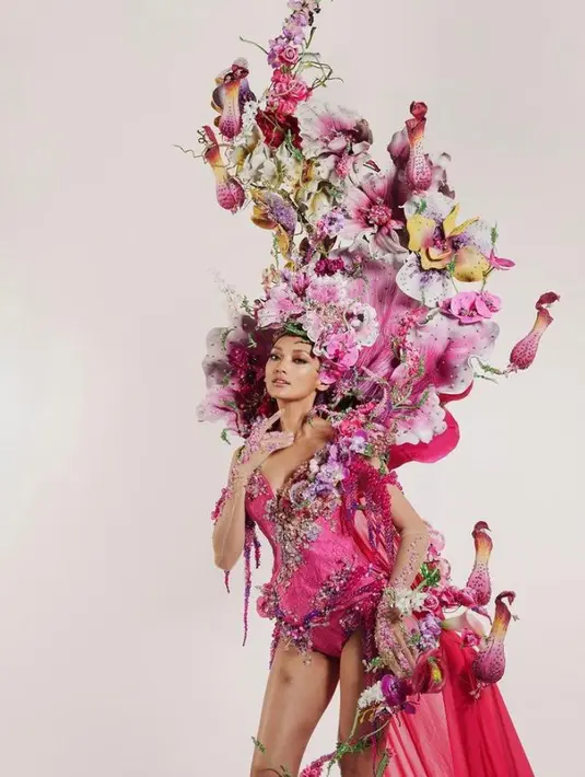 9. Terinspirasi dari keindahan flora Indonesia, gaun ini dipenuhi oleh bunga melati putih sebagai bunga bangsa, bunga anggrek bulan sebagai bunga pesona, dan bunga padma raksasa sebagai bunga langka. (Instagram/officialputeriindonesia).