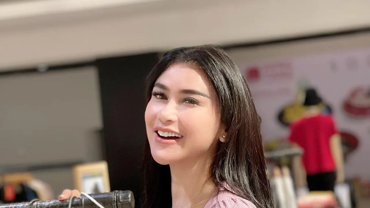 Pesona Pedangdut Bebzie Fatlanay