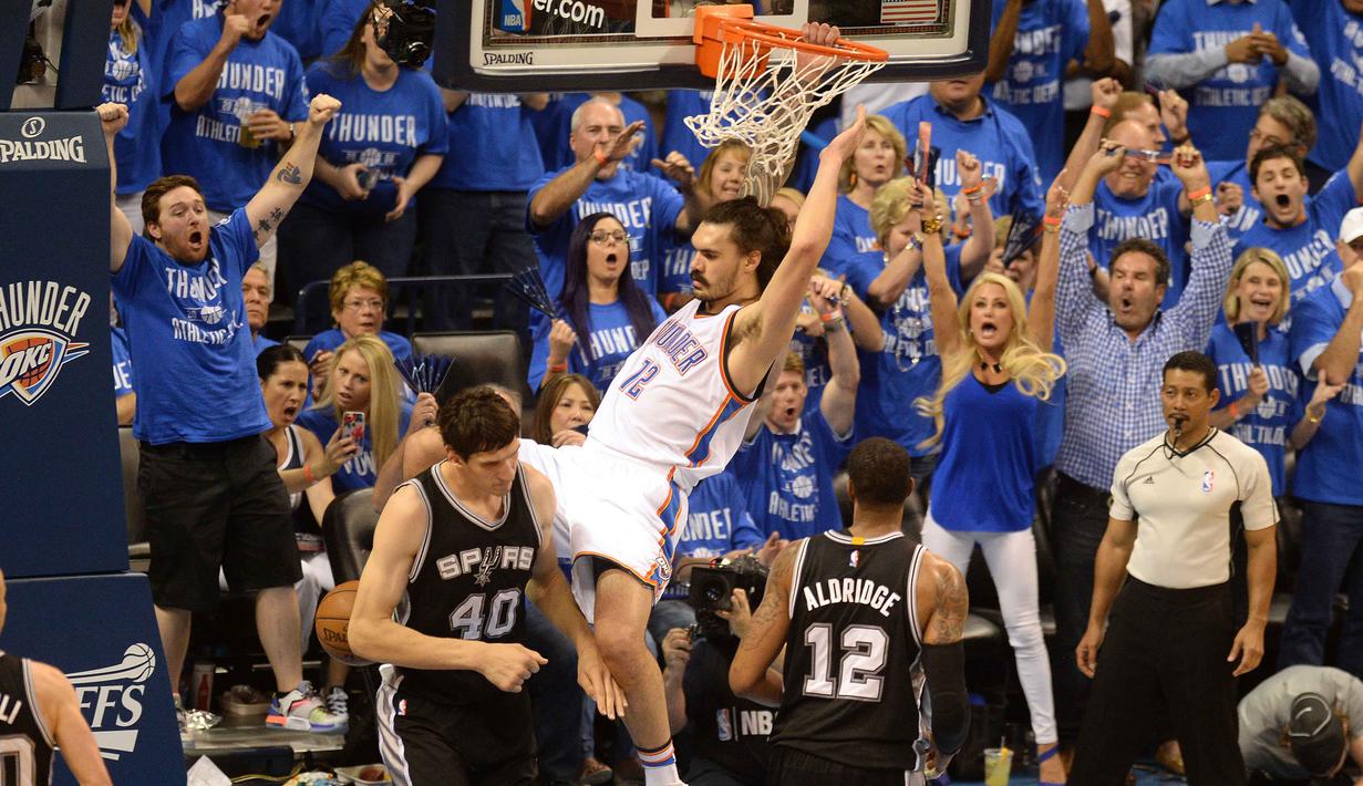 Pebasket OKC Thunder, Steven Adams melakukan dunks saat dihadang pebasket Spurs, Boban Marjanovic (40) pada NBA Playoffs game ke-6 semifinal wilayah barat di Chesapeake Energy Arena,Oklahoma City, (12/5/2016). (Mark D. Smith-USA TODAY Sports)