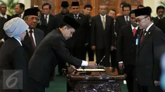 Ketua MPR, Zulkifli Hasan (kanan) melantik Sekjen MPR yang baru Ma'ruf Cahyono (kiri), Senayan, Jakarta, Rabu (3/2/2016). Ma'ruf Cahyono mengantikan Edi Siregar yang memasuki masa pensiun sejak Desember 2015. (Liputan6.com/Johan Tallo)
