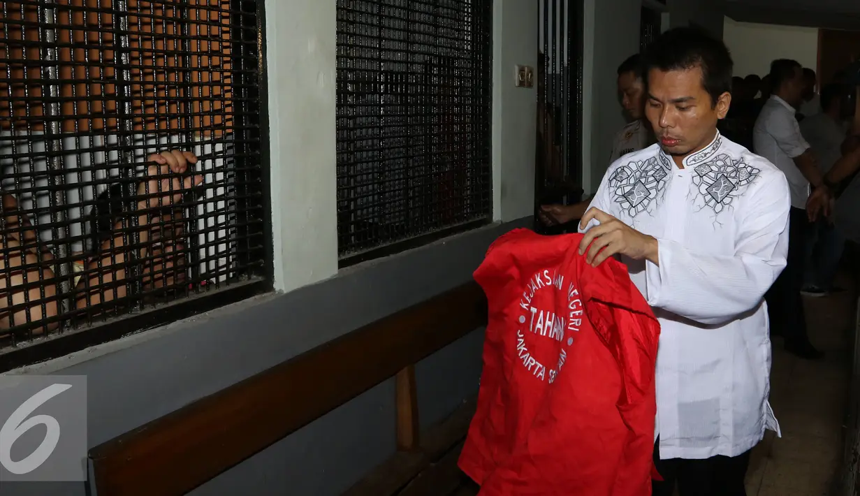 Robby Abbas (RA) memakai baju tahanan sebelum mengikuti sidang di PN Jakarta Selatan, Selasa (22/9/2015). Sidang ditunda hingga 1 Oktober 2015 karena saksi yang tercatat dalam Berkas Acara Pemeriksaan tidak hadir. (Liputan6.com/Herman Zakharia)