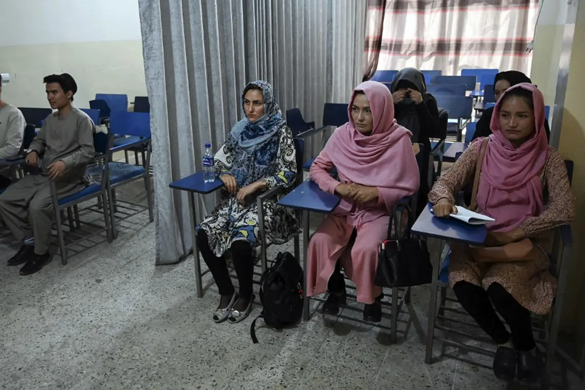 FOTO: Ikuti Taliban, Universitas di Afghanistan Pisah Pria dan Wanita dengan Tirai