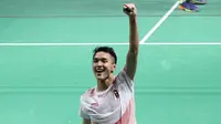 Pebulu tangkis tunggal putra Indonesia Jonatan Christie mengepalkan tangannya usai menundukkan lawannya pebulu tangkis Hong Kong Vincent Wong Wing Ki (kanan), pada babak perempat final Asian Games 2018 di Istora Senayan, Jakarta, Minggu (26/8). ANTARA FOT