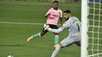 Pemain Barcelona Anssumane Fati, kiri, mencoba mencetak gol ke gawang Alaves Fernando Pacheco selama pertandingan sepak bola La Liga Spanyol antara Alaves dan Barcelona di stadion Mendizorroza di Vitoria, Spanyol, Sabtu, 31 Oktober 2020. (AP Photo / Alvar