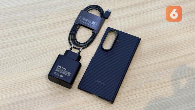 Estuche de transporte, caja y cable de carga para Galaxy Z Trifold. (Liputan6.com/Yuslianson)