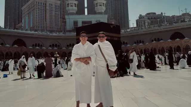 Momen Umay Shahab dan Iqbaal Ramadhan Umrah Bareng (credit: https://www.instagram.com/umayshahab/)