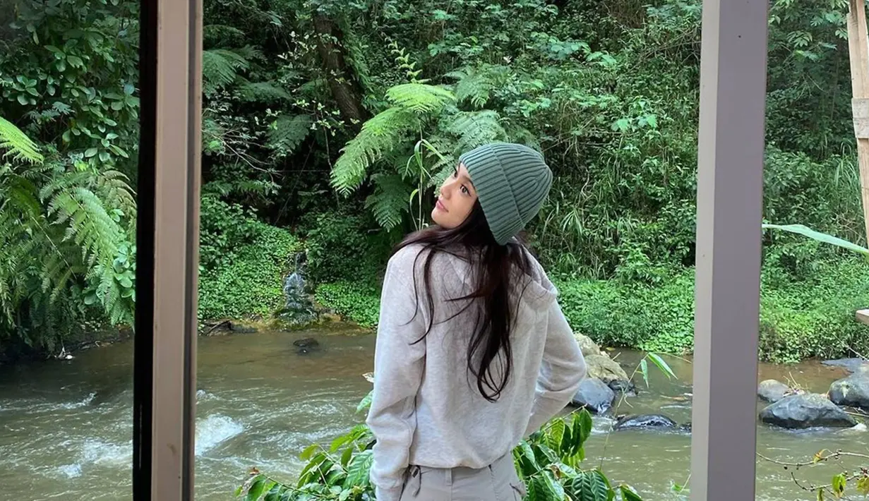 Tampil stylish dengan gaya anak muda yang kekinian, sosok Gege Elisa yang baru saja menginjak usia 29 tahun ini kerap mencuri perhatian netizen. Parasnya yang kerap disebut bak artis KPop ni pun memang menawan dan tidak jarang dimirip-miripkan oleh netizen seperti Jeanny Blackpink. (Liputan6.com/IG/@gegeelisa94)