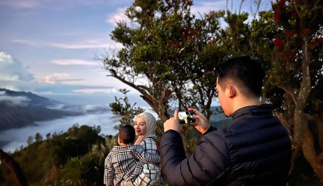 Zaskia Sungkar dan Irwansyah baru-baru ini pelesir ke Gunung Bromo, Jawa Timur, bersama si buah hati, Ukkasya Muhammad Syahki. Rona bahagia memancar dari wajah mereka. Kakak Shireen Sungkar memamerkan sejumlah foto di akun Instagram terverifikasinya, saat melihat matahari terbit berkawan “lautan” awan. Indonesia memang seindah itu. (Foto: Dok. Instagram @zaskiasungkar15)