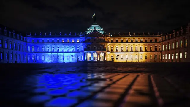 Negara-negara di seluruh dunia menerangi gedung-gedung dengan warna bendera Ukraina