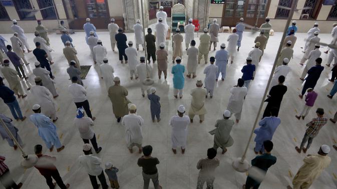 Umat Muslim melaksanakan Salat Malam di sebuah masjid di Karachi, Pakistan, Minggu, (19/4/2020). Pemerintah Perdana Menteri Pakistan Imran Khan tunduk pada tuntutan para pemimpin agama dan setuju untuk menjaga masjid tetap terbuka selama bulan puasa Ramadan. (AP Photo/Fareed Khan)