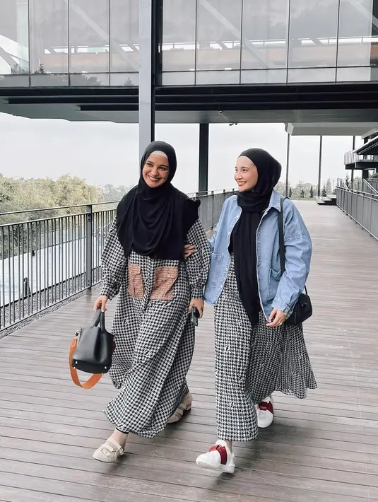 <p>Kali ini serempak memakai gamis kotak-kotak. Shireen melengkapinya dengan handbag hitam sedangkan Zaskia menambahkan denim jacket sebagai pemanis. Outfit ini bisa jadi inspirasimu tampil kompak bersama saudara. [Instagram/zaskiasungkar15]</p>