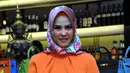 Gaya hijab yang terbilang sederhana namun Angel Lelga mampu menghasilkan penampilan yang elegan saat ditemui di Plaza Senayan, Jakarta, Jumat (10/4/2015). (Liputan6.com/Panji Diksana)