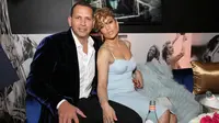 Jennifer Lopez ditemani sang kekasih, Alex Rodriguez menghadiri acara kampanye Guess 2018 di Los Angeles, 31 Januari 2018. Penyanyi yang akrab disapa J.Lo itu tampil mewah dengan perhiasan bling-bling. (Rachel Murray/Getty Images for Guess, Inc./AFP)