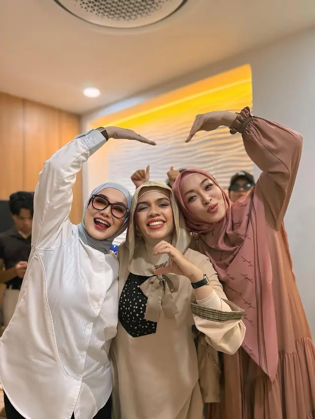 Gaya Geni Faruk, Reza Artamevia, dan Angelina Sondakh Jenguk Aaliyah Massaid, Pakai Hijau Mleyot dan Hijab Lilit Khas Gen Z
