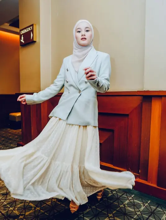 Untuk cara memakai blazer yang feminin, kamu bisa tiru gaya Dinda Hauw ini [@dindahw]
