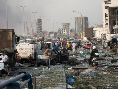 Orang-orang yang terluka mengungsi setelah ledakan dahsyat di Beirut, Lebanon, Selasa (4/8/2020). Ledakan dahsyat yang menjadi pusat perhatian dunia ini menewaskan sedikitnya 73 orang dan ribuan lainnya luka-luka. (AP Photo/Hassan Ammar)