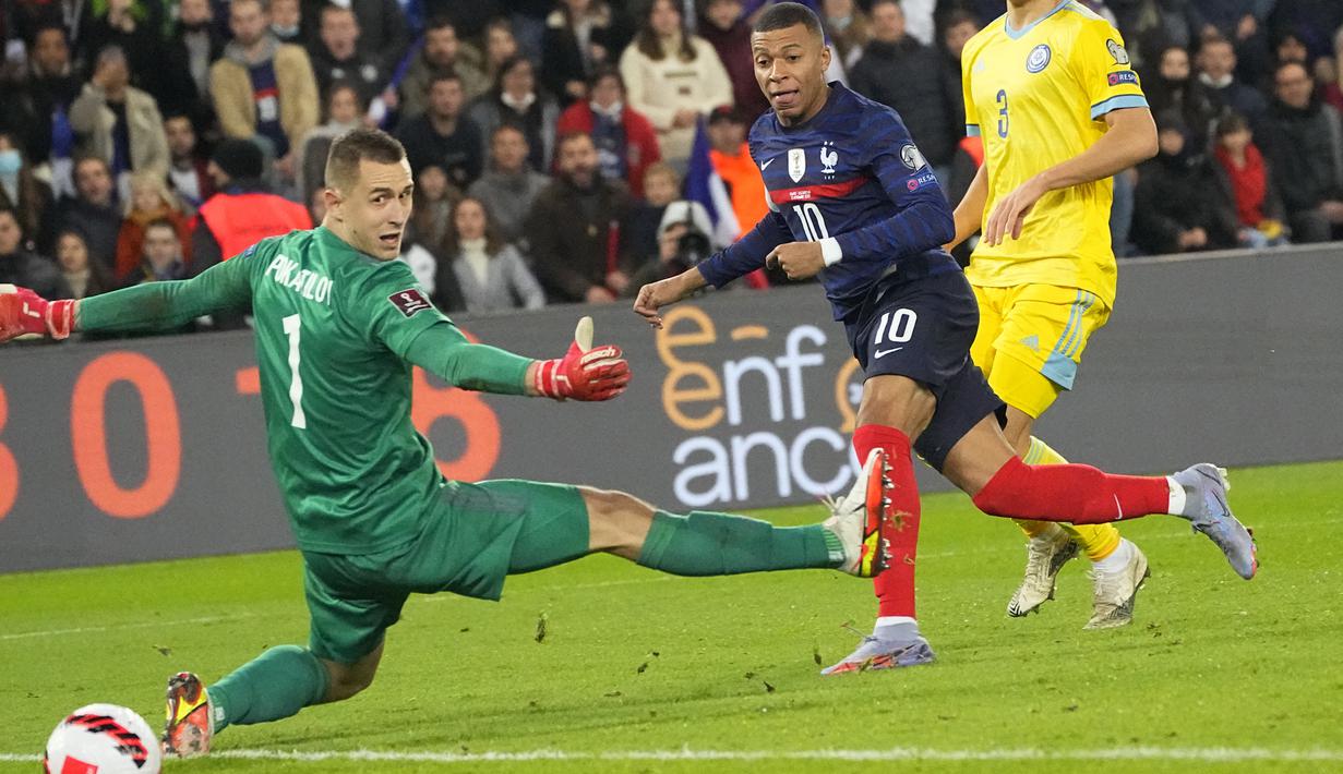 Penyerang Prancis, Kylian Mbappe saat mencetak gol ke gawang Kazakhstan pada pertandingan kualifikasi grup D Piala Dunia 2022 di stadion Parc des Princes di Paris, Prancis, Minggu (14/11/2021). Mbappe mencetak empat gol dan mengantar Prancis menang telak atas Kazakhstan 8-0. (AP Photo/Michel Euler)