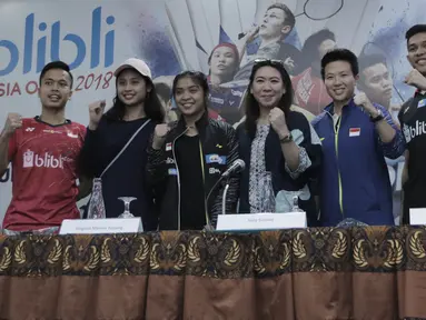 Pebulutangkis Indonesia foto bersama usai memberikan keterangan saat jumpa pers di hotel Sultan, Jakarta, Selasa, (2/7/2018). Blibli Indonesia Open 2018 akan berlangsung pada 3-8 Juli 2018 di Istora Senayan, Jakarta. (Bola.com/M Iqbal Ichsan)
