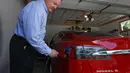 Jeff Solie memasang mobil sedan Tesla listrik di rumahnya, New Berlin, Wis (13/07/2017). Mobil Tesla supercepat yang dikendarai Jeff telah menempuh jarak 72 kilometer. (AP Photo / Morry Gash)