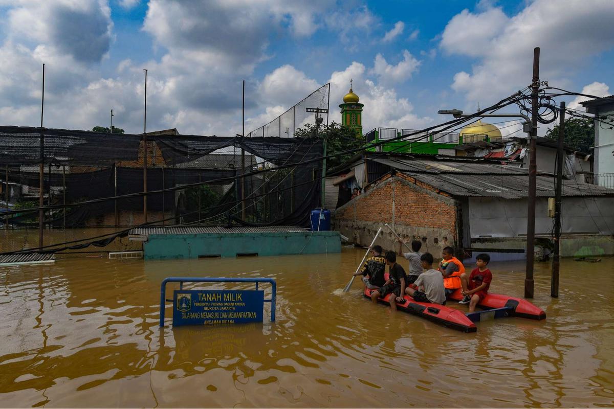 Banjir akibat luapan Sungai Ciliwung di Jakarta