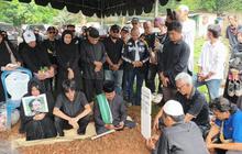 Tangis Istri Epy Kusnandar Pecah, Hampir Pingsan saat Pemakaman: Sampai Ketemu Lagi Pi!