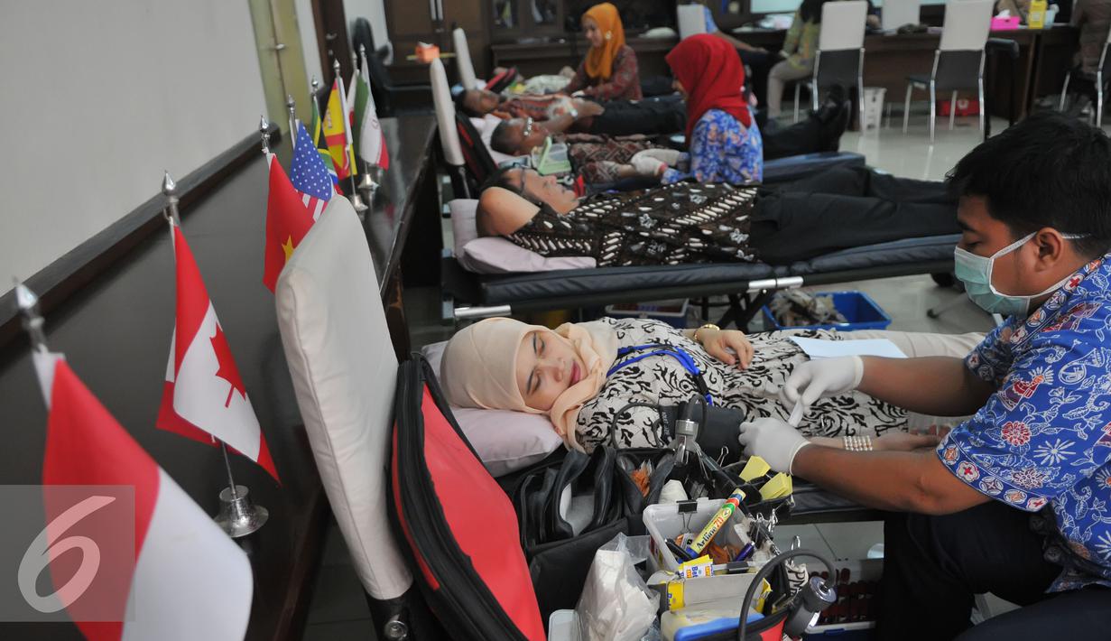 Sejumlah karyawan kementerian luar negeri melakukan aksi donor darah di ruang rapat BPPK Kemenlu, Jakarta, Jumat (24/7/15). Aksi donor darah tersebut menyambut hari kemerdekaan Indonesia pada tanggal 17 Agustus nanti. (Liputan6.com/Herman Zakharia)