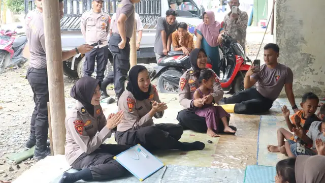 Mahasiswa STIK-PTIK Sindikat IX Angkatan 83 Widya Parama Satwika melakukan pengabdian masyarakat di lokasi bencana banjir di Kabupaten Nagan Raya. (Istimewa)