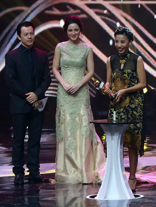Frederica menerima penghargaan sebagai Produser Terbaik dalam Indonesian Box Office Movie Awards (IBOMA) 2016. (Deki Prayoga/Bintang.com)