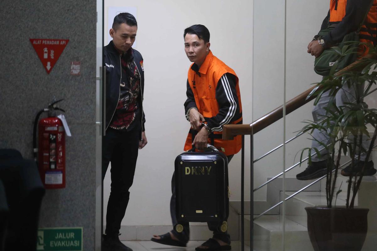 FOTO: KPK Tahan Bupati Rejang Lebong Usai Terjaring OTT