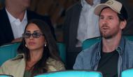 Antonela Roccuzzo dan Lionel Messi menyaksikan Novak Djokovic dari Serbia bertanding melawan Grigor Dimitrov dari Bulgaria pada semifinal Miami Open yang dipersembahkan oleh Itau di Hard Rock Stadium pada 28 Maret 2025 di Miami Gardens, Florida. (Matthew Stockman/Getty Images via AFP)