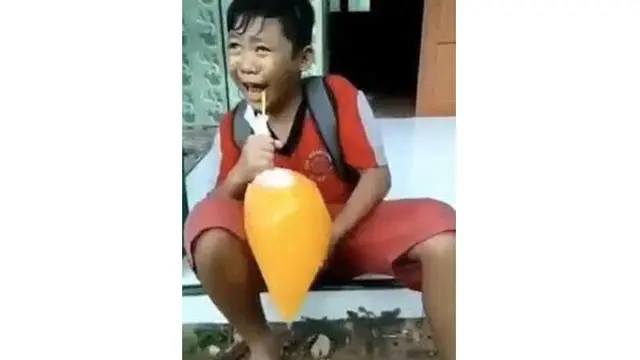 6 Kelakuan Kreatif Minum Es di Plastik Ini Bikin Ngakak