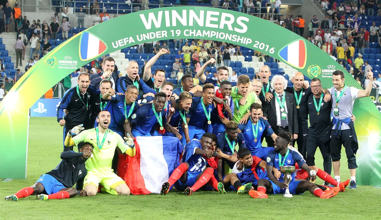 Pasukan Les Bleus muda sukses menjuarai ajang Piala Eropa 2016 U-19 usai mengandaskan Italia U-19 empat gol tanpa balas, Jerman, Minggu (24/7) Prancis pun kini tercatat telah menjuarai ajang Piala Eropa U-19 sebanyak tiga kali.(AFP PHOTO/Daniel Roland) 