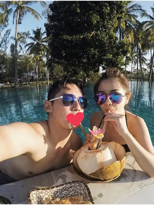 Bahkan dalam salah satu fotonya, pasangan ini mengaku setiap hari berenang. "Tiap hari berenang.. Udah kaya duyung 🐟🐟🐟 Ps : itu bibir suami saya kurang photogenic di foto, jd ditutupin ❤️ aja 😝" tulis frandaaa87. (Intsgram/frandaaa87)