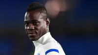 Mino Raiola sudah lama menjadi agen Mario Balotelli. Ia membantu sang striker untuk memperkuat beberapa tim top seperti Inter Milan, Liverpool, dan Manchester City. Raiola juga cukup berjasa mencarikan klub baru bagi Balotelli saat kariernya mulai meredup. (AFP/Miguel medina)