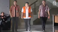 Tersangka kasus korupsi e-KTP Setya Novanto dikawal petugas berjalan keluar seusai menjalani pemeriksaan di Gedung KPK, Jakarta, Jumat (24/11). (Liputan6.com/Immanuel Antonius)
