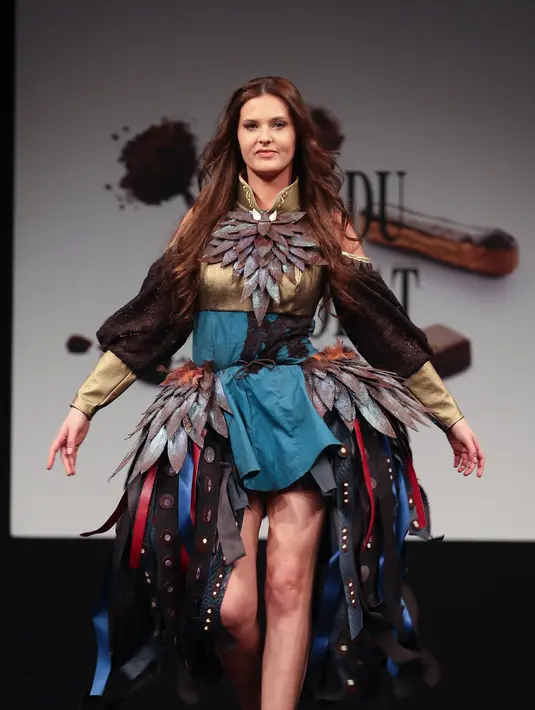 Model berjalan di catwalk memperagakan busana yang terbuat dari cokelat pada acara Salon du Chocolat (Chocolate Fair) di Brussels, Belgia, Kamis 91/3). Berbagai jenis cokelat dan dari segala bentuk dan ukuran digunakan untuk menghias gaun. (JOHN THYS/AFP)