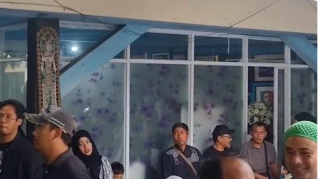 Potret Suasana Duka di Markas Slankers di Potlot, Bimbim Slank  Tegar Panggul Keranda Bunda Iffet