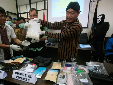 Kepala BNNP DIY, Kombes Pol Soetarmono menunjukan barang bukti sabu pada gelar perkara kasus narkoba di BNNP DIY, Jumat (15/4/2016). Petugas berhasil mengamankan tujuh tersangka dan seorang WN Afrika dalam empat TKP yang berbeda. (Foto: Boy Harjanto)