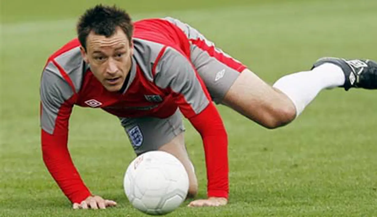 Kapten Timnas Inggris, John Terry menjalani latihan di London Colney pada 9 Juni 2009. Inggris akan menghadapi Andorra di Stadion Wembley dalam kualifikasi PD 2010 menghadapi Andorra. AFP PHOTO/Glyn Kirk