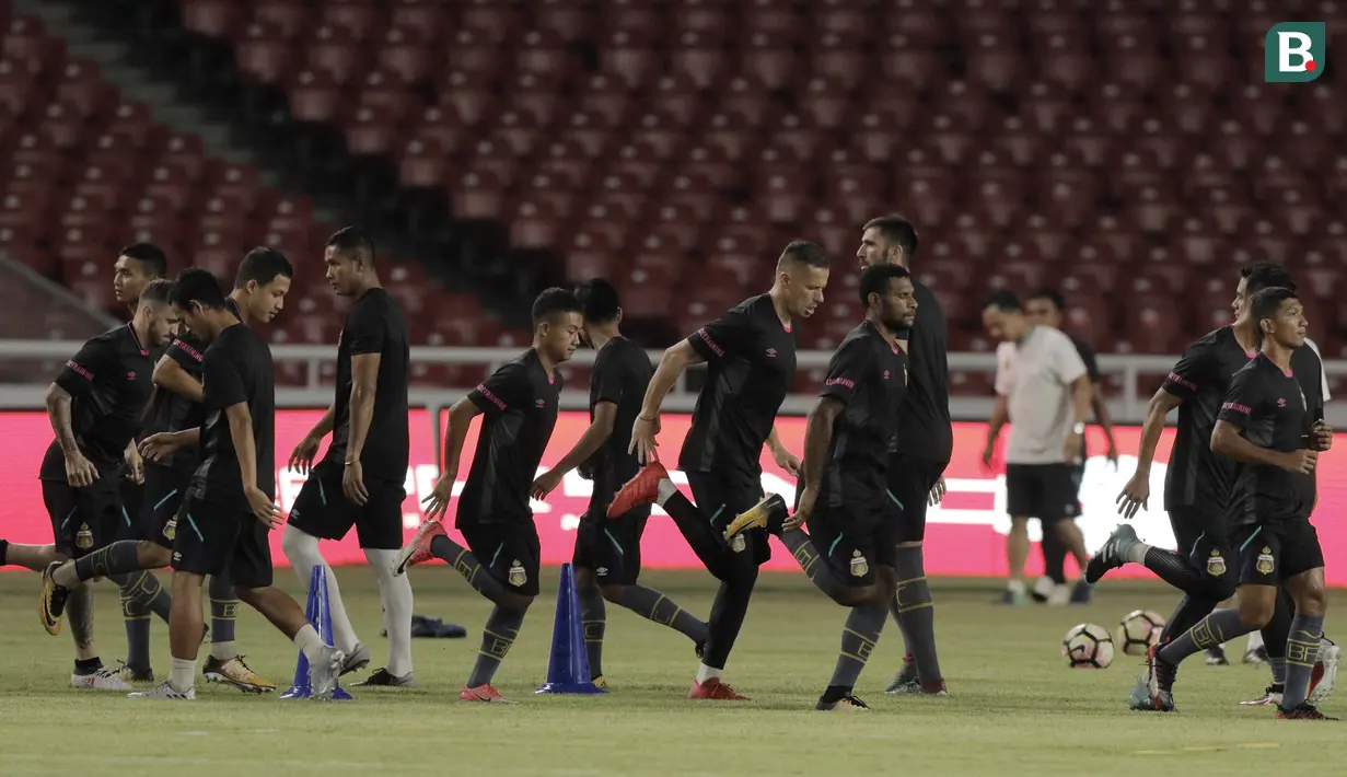 Pemain Bhayangkara FC saat latihan jelang laga perdana Liga 1 di SUGBK, Jakarta, Kamis (22/3/2018). Bhayangkara FC akan berhadapan dengan Persija. (Bola.com/M Iqbal Ichsan)
